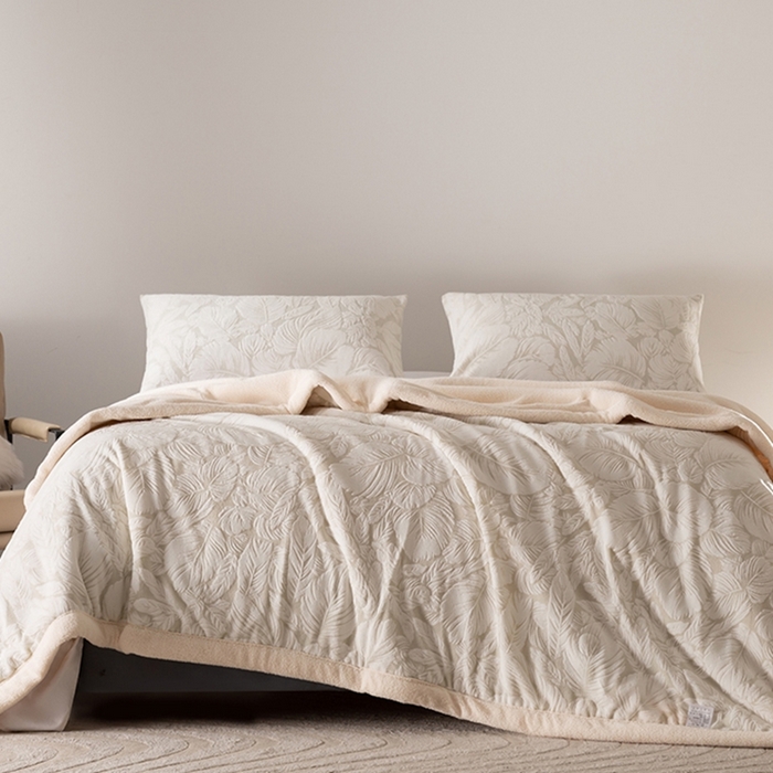 91家纺网 家纺一手货源 找家纺 印季家纺 2025新款三层夹棉花卉款-雕花绒毛毯毯子多功能盖毯 雕花绒+羊羔绒-一叶知秋-灰绿