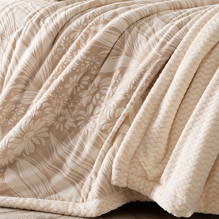 91家纺网 家纺一手货源 找家纺 印季家纺 2025新款三层夹棉花卉款-雕花绒毛毯毯子多功能盖毯 雕花绒+贝贝绒-冬日恋歌-米咖