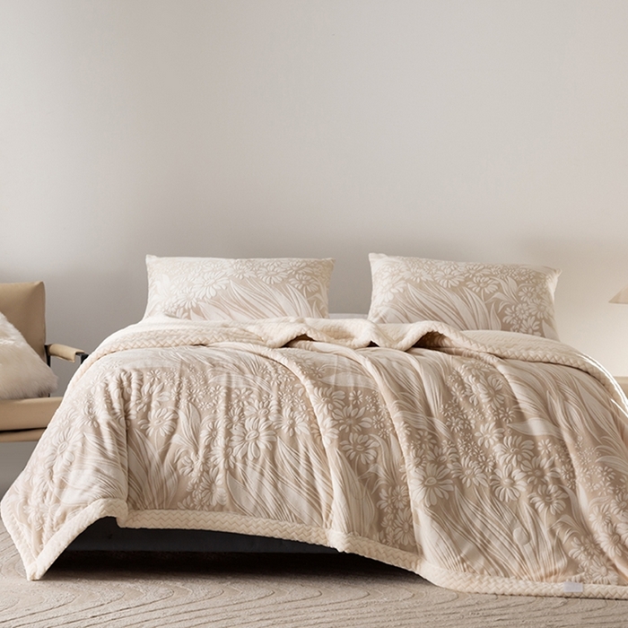 91家纺网 家纺一手货源 找家纺 印季家纺 2025新款三层夹棉花卉款-雕花绒毛毯毯子多功能盖毯 雕花绒+贝贝绒-冬日恋歌-米咖