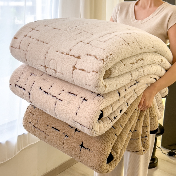 91家纺网 家纺一手货源 找家纺 （总）印季家纺 2025新款黑白森林-阳离子提花-三层夹棉毛毯毯子