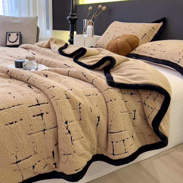 91家纺网 家纺一手货源 找家纺 印季家纺 2025新款黑白森林-阳离子提花-三层夹棉毛毯毯子 金驼-黑