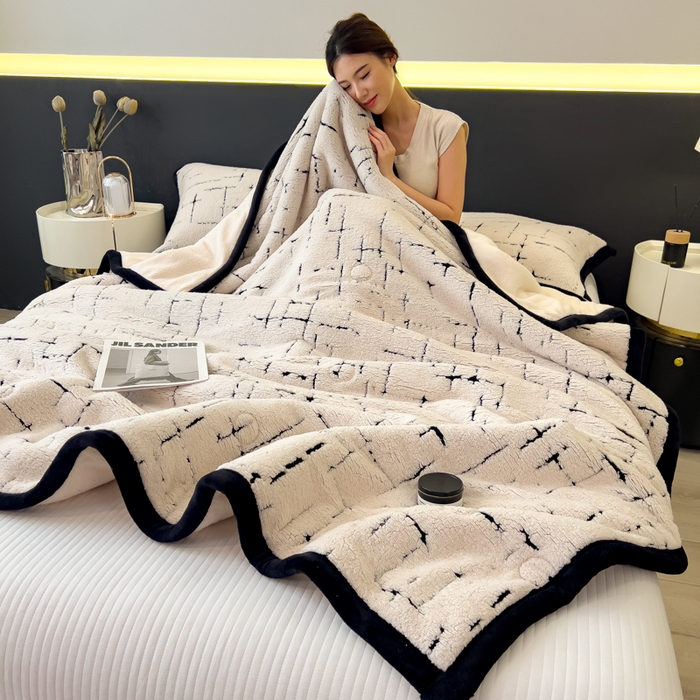 91家纺网 家纺一手货源 找家纺 印季家纺 2025新款黑白森林-阳离子提花-三层夹棉毛毯毯子 奶白-黑