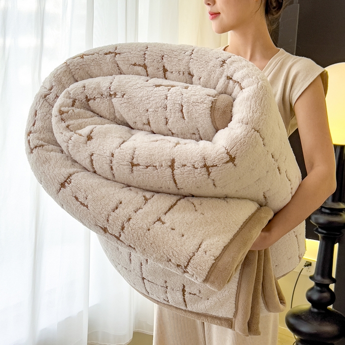 印季家纺 2025新款黑白森林-阳离子提花-三层夹棉毛毯毯子 奶白-驼