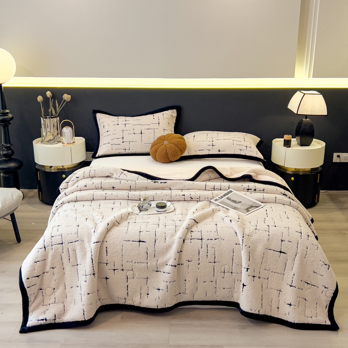 91家纺网 家纺一手货源 找家纺 印季家纺 2025新款黑白森林-阳离子提花-三层夹棉毛毯毯子 奶白-黑