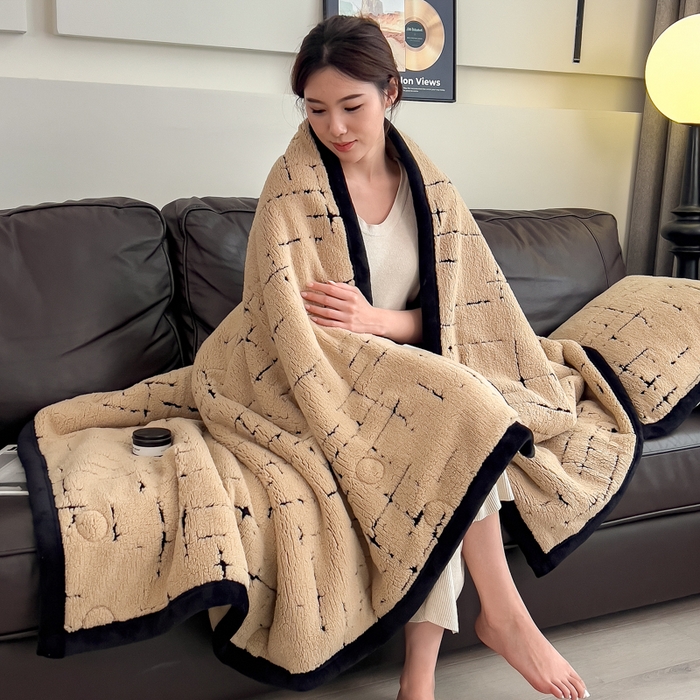 91家纺网 家纺一手货源 找家纺 印季家纺 2025新款黑白森林-阳离子提花-三层夹棉毛毯毯子 金驼-黑