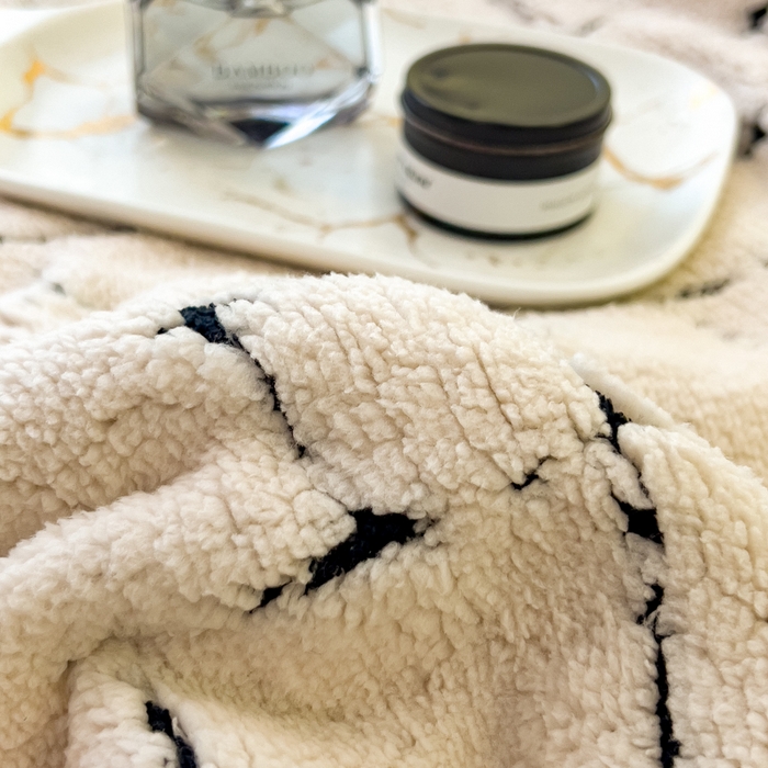 91家纺网 家纺一手货源 找家纺 印季家纺 2025新款黑白森林-阳离子提花-三层夹棉毛毯毯子 奶白-黑