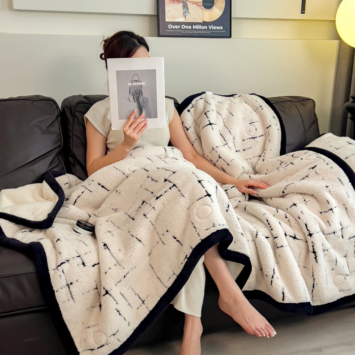 91家纺网 家纺一手货源 找家纺 印季家纺 2025新款黑白森林-阳离子提花-三层夹棉毛毯毯子 奶白-黑