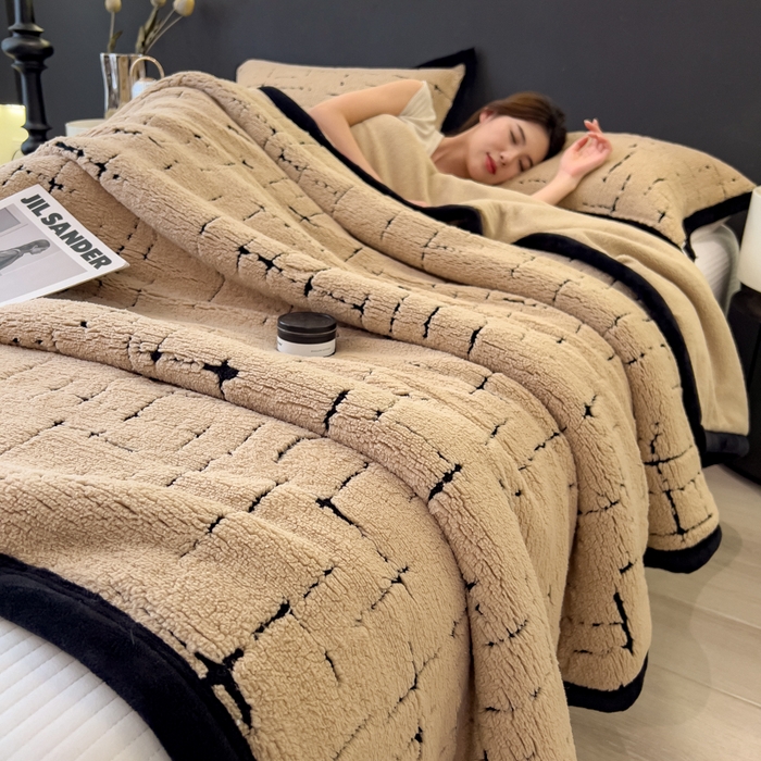 91家纺网 家纺一手货源 找家纺 印季家纺 2025新款黑白森林-阳离子提花-三层夹棉毛毯毯子 金驼-黑