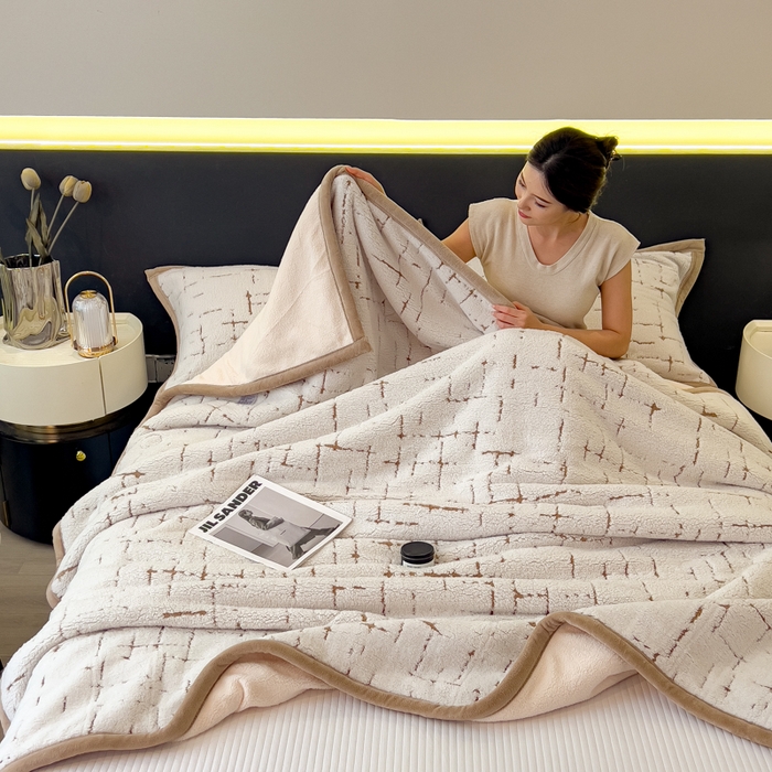 91家纺网 家纺一手货源 找家纺 印季家纺 2025新款黑白森林-阳离子提花-三层夹棉毛毯毯子 奶白-驼