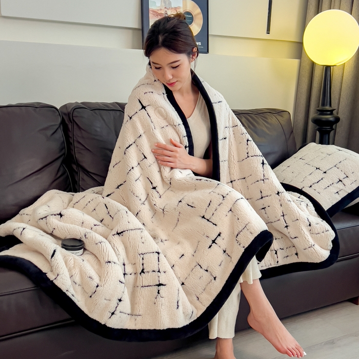 91家纺网 家纺一手货源 找家纺 印季家纺 2025新款黑白森林-阳离子提花-三层夹棉毛毯毯子 奶白-黑