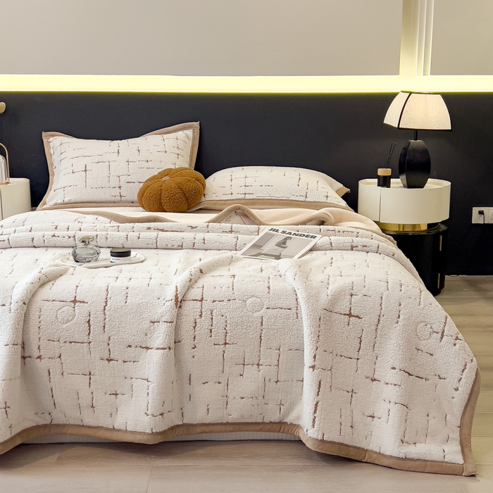 91家纺网 家纺一手货源 找家纺 印季家纺 2025新款黑白森林-阳离子提花-三层夹棉毛毯毯子 奶白-驼