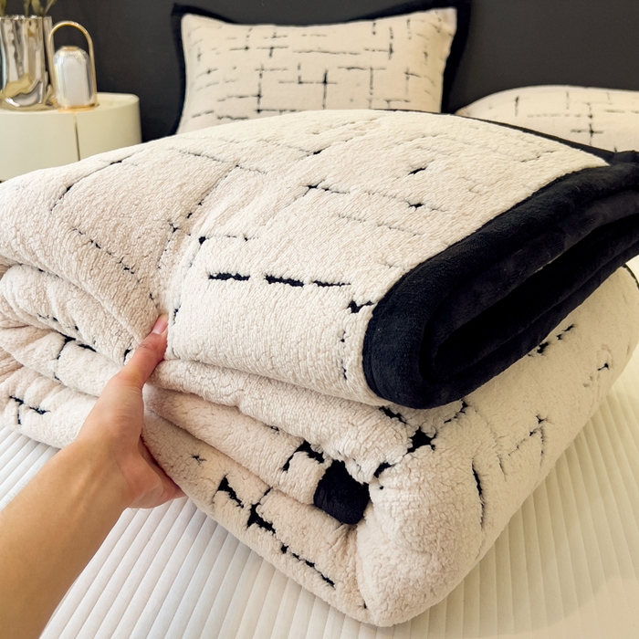 91家纺网 家纺一手货源 找家纺 印季家纺 2025新款黑白森林-阳离子提花-三层夹棉毛毯毯子 奶白-黑