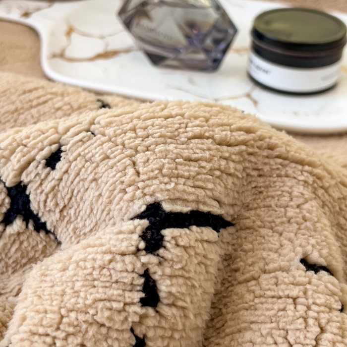 91家纺网 家纺一手货源 找家纺 印季家纺 2025新款黑白森林-阳离子提花-三层夹棉毛毯毯子 金驼-黑