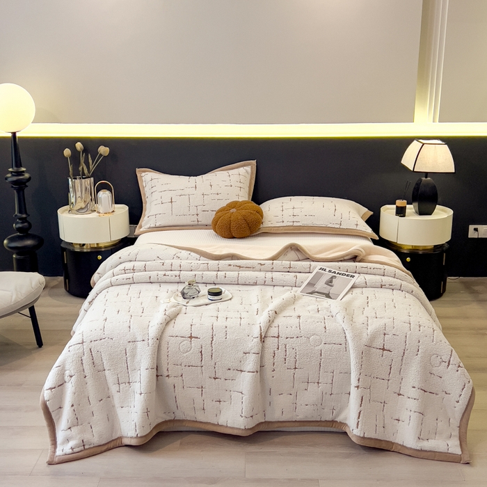 91家纺网 家纺一手货源 找家纺 印季家纺 2025新款黑白森林-阳离子提花-三层夹棉毛毯毯子 奶白-驼