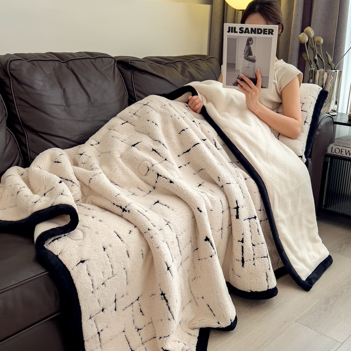 91家纺网 家纺一手货源 找家纺 印季家纺 2025新款黑白森林-阳离子提花-三层夹棉毛毯毯子 奶白-黑