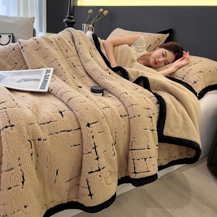 91家纺网 家纺一手货源 找家纺 印季家纺 2025新款黑白森林-阳离子提花-三层夹棉毛毯毯子 金驼-黑