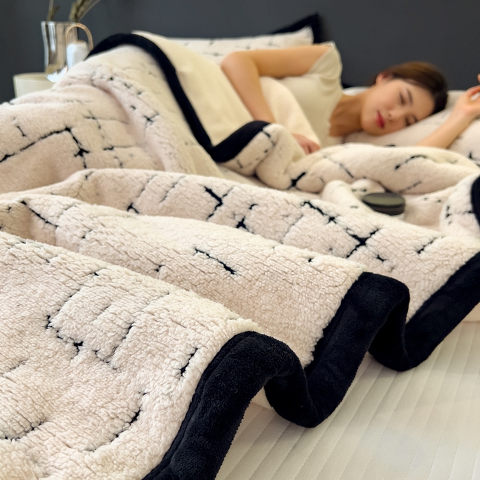 91家纺网 家纺一手货源 找家纺 印季家纺 2025新款黑白森林-阳离子提花-三层夹棉毛毯毯子 奶白-黑