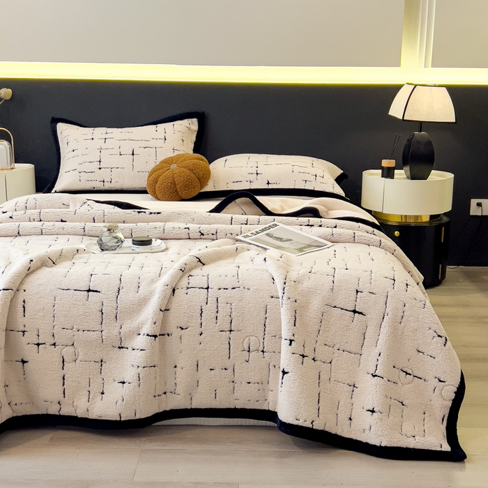 91家纺网 家纺一手货源 找家纺 印季家纺 2025新款黑白森林-阳离子提花-三层夹棉毛毯毯子 奶白-黑