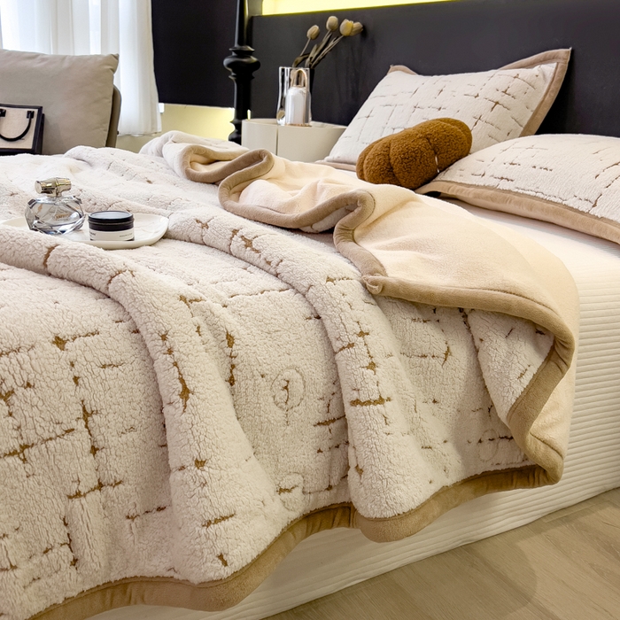 91家纺网 家纺一手货源 找家纺 印季家纺 2025新款黑白森林-阳离子提花-三层夹棉毛毯毯子 奶白-驼