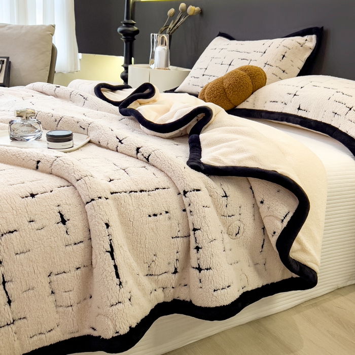91家纺网 家纺一手货源 找家纺 印季家纺 2025新款黑白森林-阳离子提花-三层夹棉毛毯毯子 奶白-黑