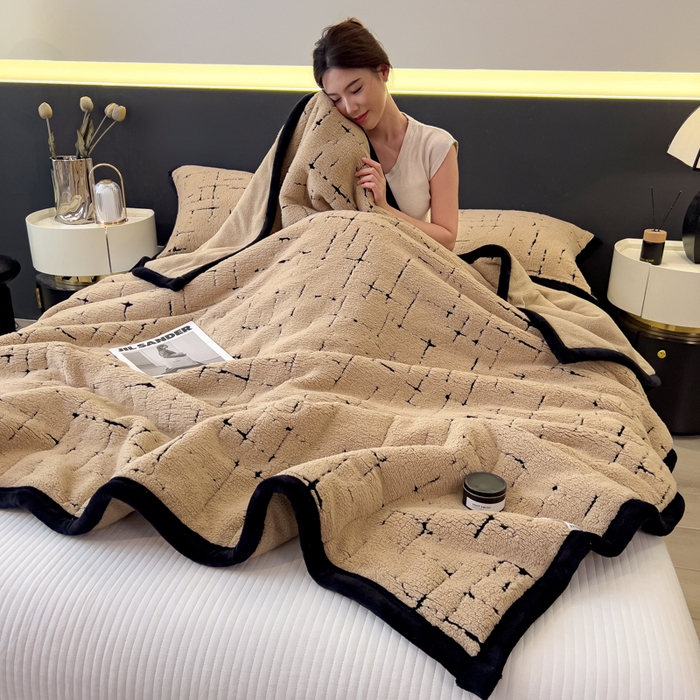 91家纺网 家纺一手货源 找家纺 印季家纺 2025新款黑白森林-阳离子提花-三层夹棉毛毯毯子 金驼-黑