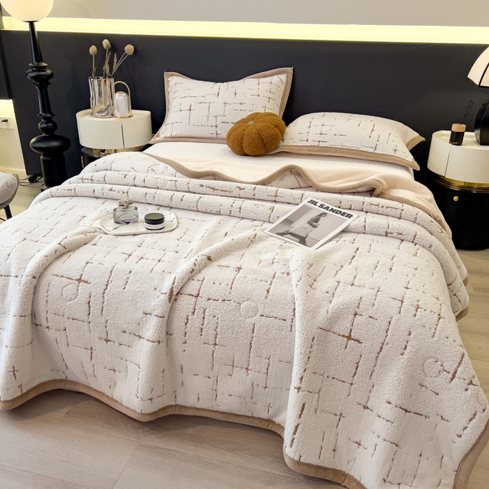 91家纺网 家纺一手货源 找家纺 印季家纺 2025新款黑白森林-阳离子提花-三层夹棉毛毯毯子 奶白-驼