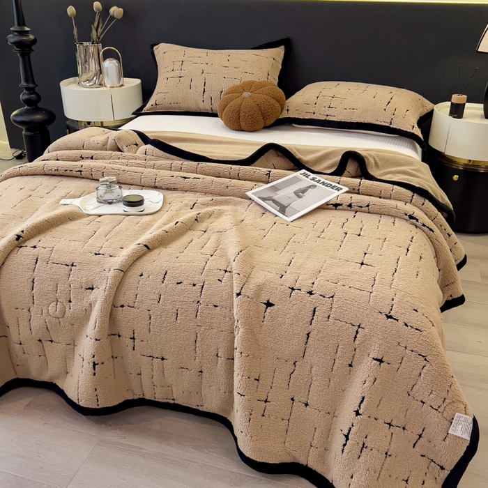 91家纺网 家纺一手货源 找家纺 印季家纺 2025新款黑白森林-阳离子提花-三层夹棉毛毯毯子 金驼-黑