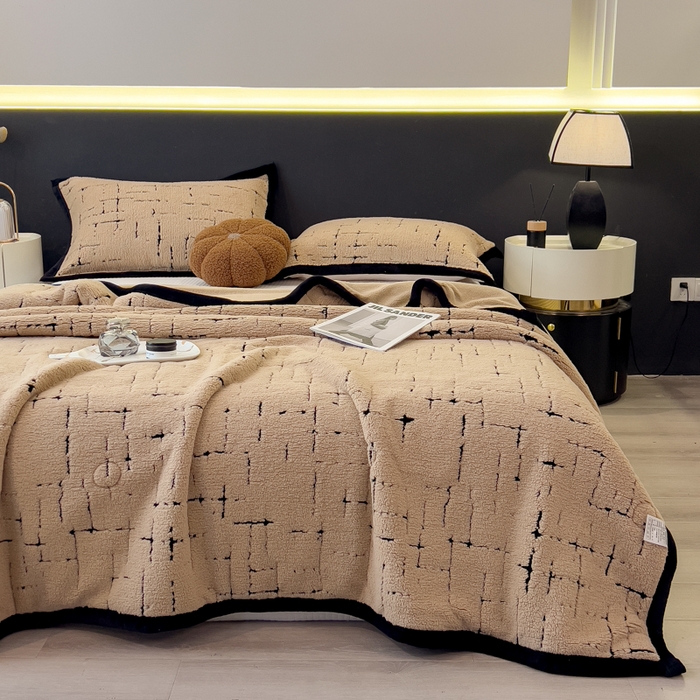 91家纺网 家纺一手货源 找家纺 印季家纺 2025新款黑白森林-阳离子提花-三层夹棉毛毯毯子 金驼-黑