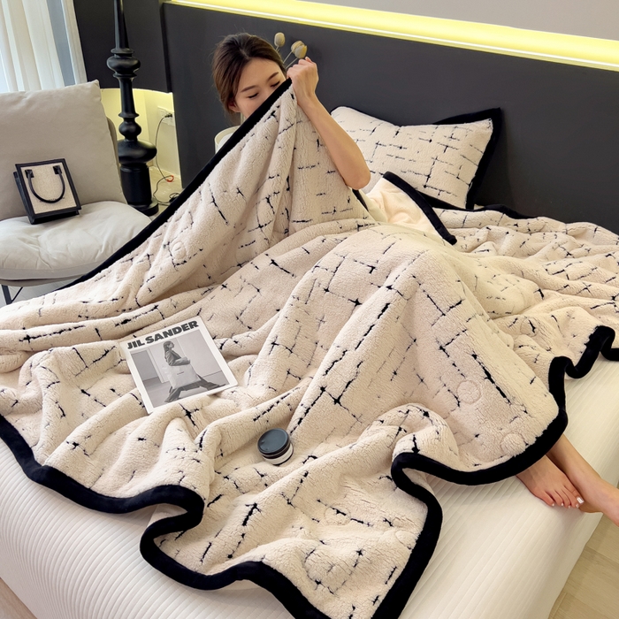 91家纺网 家纺一手货源 找家纺 印季家纺 2025新款黑白森林-阳离子提花-三层夹棉毛毯毯子 奶白-黑