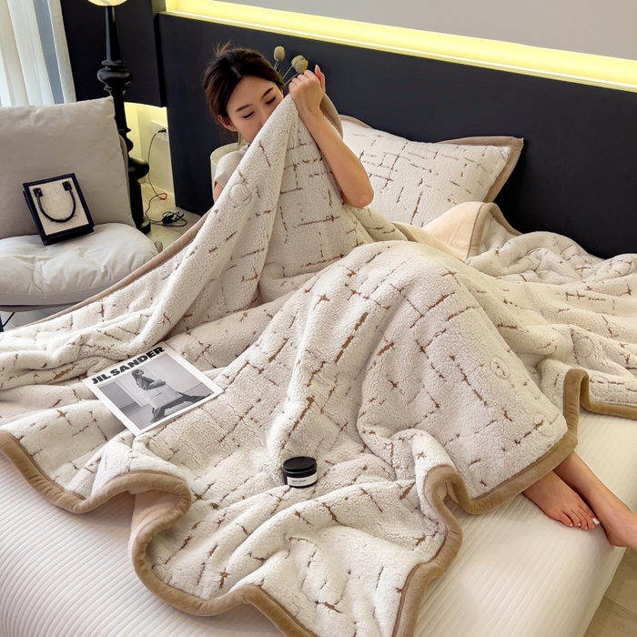 91家纺网 家纺一手货源 找家纺 印季家纺 2025新款黑白森林-阳离子提花-三层夹棉毛毯毯子 奶白-驼