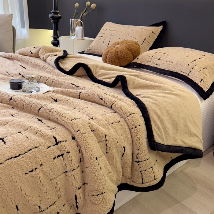 91家纺网 家纺一手货源 找家纺 印季家纺 2025新款黑白森林-阳离子提花-三层夹棉毛毯毯子 金驼-黑