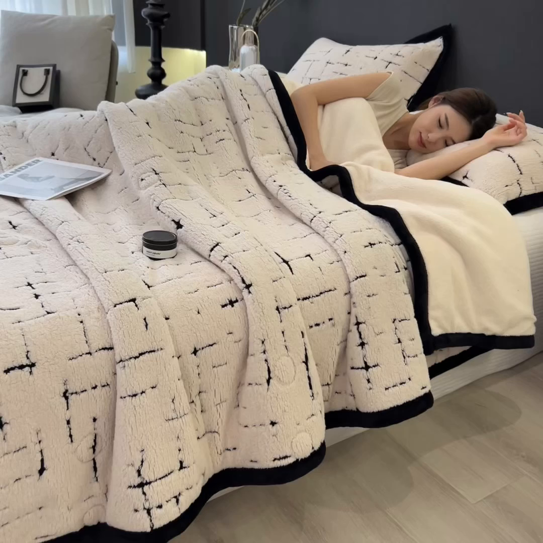 91家纺网 家纺一手货源 找家纺 印季家纺 2025新款黑白森林-阳离子提花-三层夹棉毛毯毯子 奶白-黑