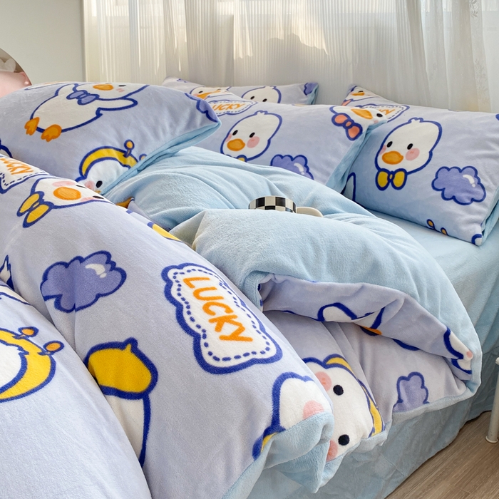 91家纺网 家纺一手货源 找家纺 西引力 2025新款亲肤舒适加厚牛奶绒印花四件套 你好鸭