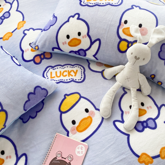 91家纺网 家纺一手货源 找家纺 西引力 2025新款亲肤舒适加厚牛奶绒印花四件套 你好鸭