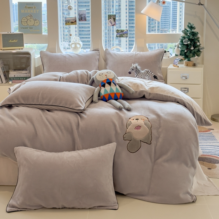 91家纺网 家纺一手货源 找家纺 （总）印季家纺 2025新款大肚腩-海獭绒贴布绣四件套