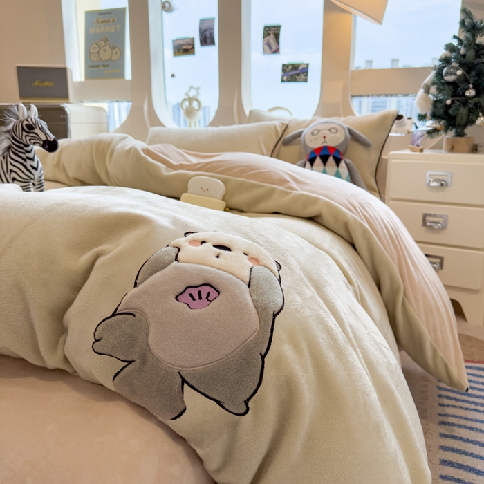 91家纺网 家纺一手货源 找家纺 印季家纺 2025新款大肚腩-海獭绒贴布绣四件套 大肚腩-淡绿-浅棕