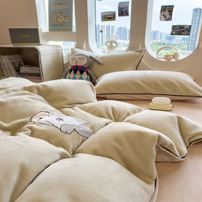 91家纺网 家纺一手货源 找家纺 （总）印季家纺 2025新款大肚腩-海獭绒贴布绣四件套