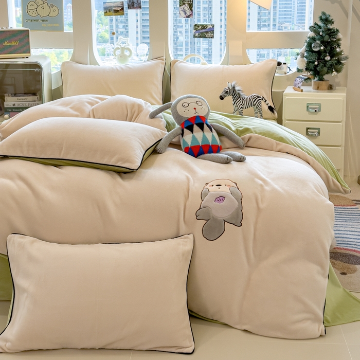 91家纺网 家纺一手货源 找家纺 印季家纺 2025新款大肚腩-海獭绒贴布绣四件套 大肚腩-浅米-草绿