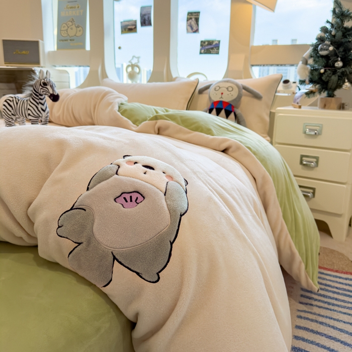 91家纺网 家纺一手货源 找家纺 印季家纺 2025新款大肚腩-海獭绒贴布绣四件套 大肚腩-浅米-草绿