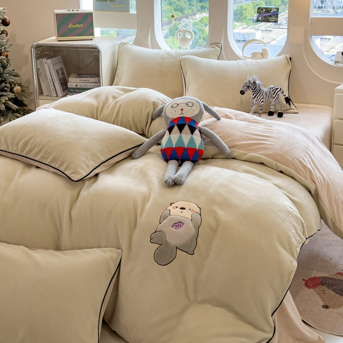 91家纺网 家纺一手货源 找家纺 印季家纺 2025新款大肚腩-海獭绒贴布绣四件套 大肚腩-淡绿-浅棕