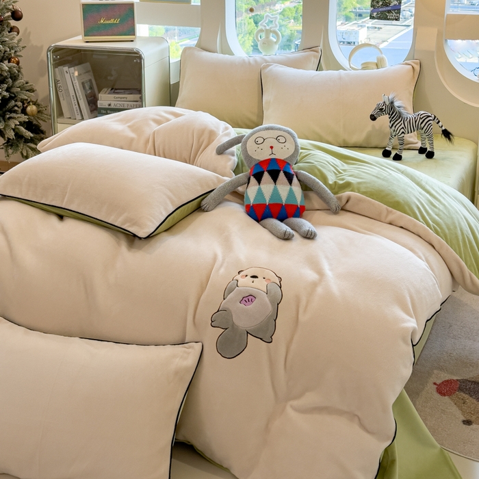 91家纺网 家纺一手货源 找家纺 印季家纺 2025新款大肚腩-海獭绒贴布绣四件套 大肚腩-浅米-草绿