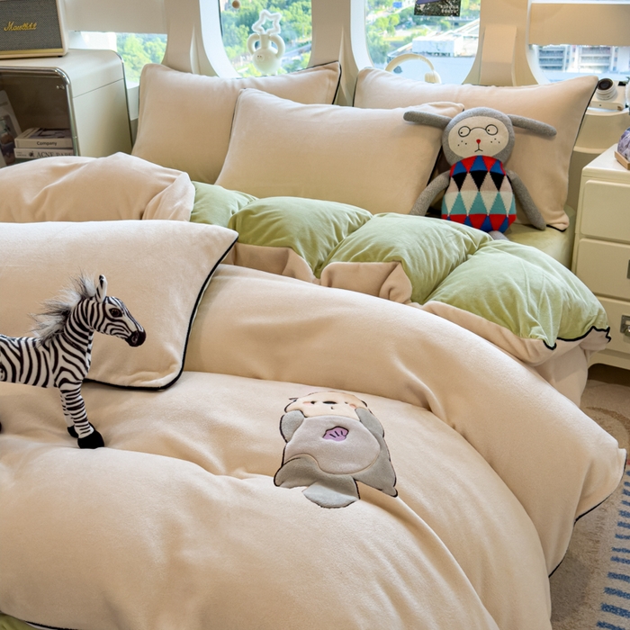 91家纺网 家纺一手货源 找家纺 印季家纺 2025新款大肚腩-海獭绒贴布绣四件套 大肚腩-浅米-草绿