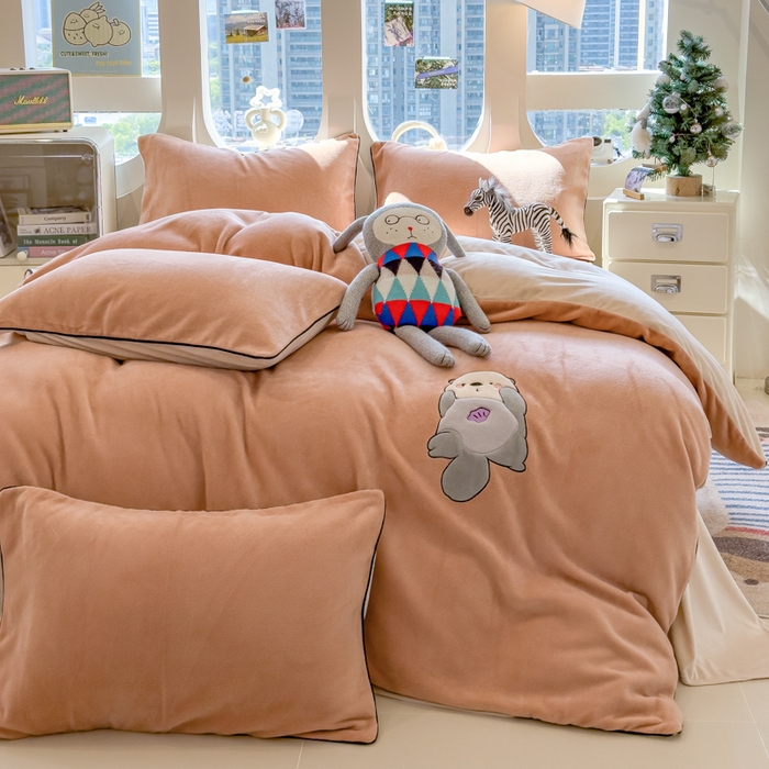 91家纺网 家纺一手货源 找家纺 （总）印季家纺 2025新款大肚腩-海獭绒贴布绣四件套