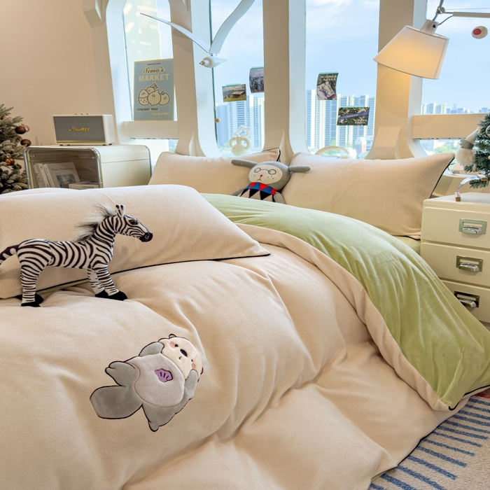 91家纺网 家纺一手货源 找家纺 印季家纺 2025新款大肚腩-海獭绒贴布绣四件套 大肚腩-浅米-草绿