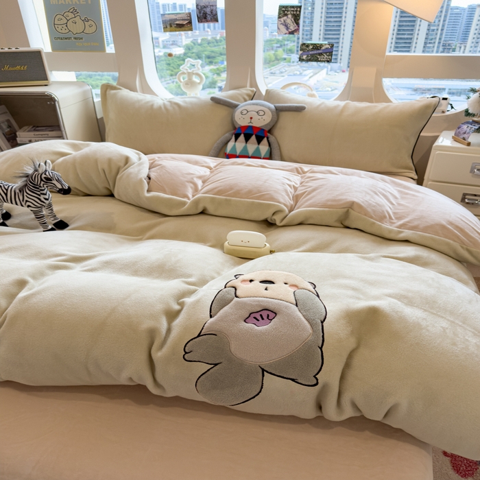 91家纺网 家纺一手货源 找家纺 印季家纺 2025新款大肚腩-海獭绒贴布绣四件套 大肚腩-淡绿-浅棕