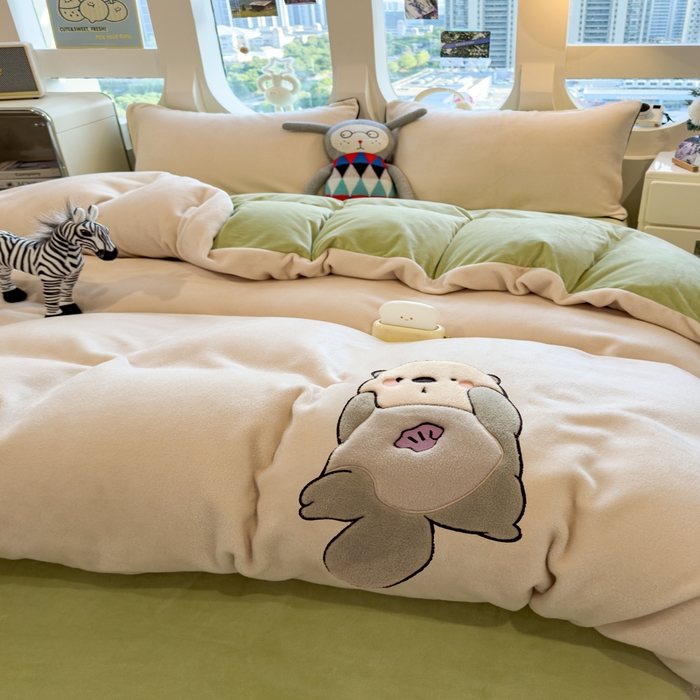 91家纺网 家纺一手货源 找家纺 印季家纺 2025新款大肚腩-海獭绒贴布绣四件套 大肚腩-浅米-草绿