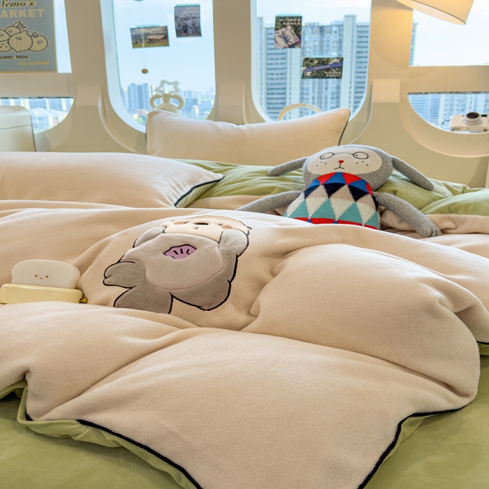 91家纺网 家纺一手货源 找家纺 印季家纺 2025新款大肚腩-海獭绒贴布绣四件套 大肚腩-浅米-草绿