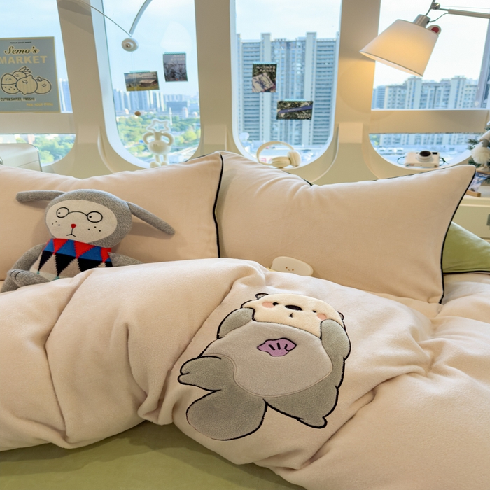 91家纺网 家纺一手货源 找家纺 印季家纺 2025新款大肚腩-海獭绒贴布绣四件套 大肚腩-浅米-草绿