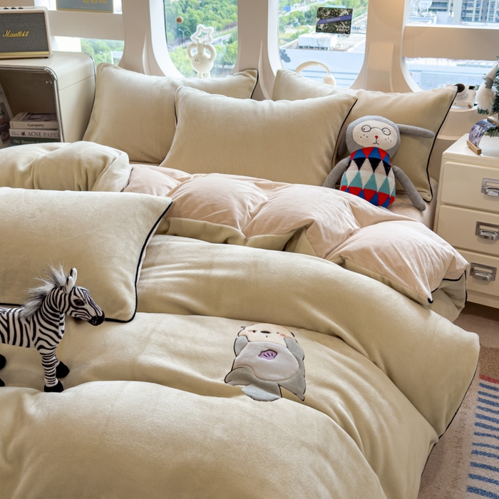 91家纺网 家纺一手货源 找家纺 印季家纺 2025新款大肚腩-海獭绒贴布绣四件套 大肚腩-淡绿-浅棕