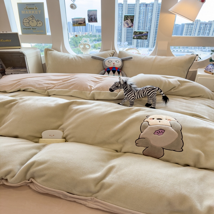 91家纺网 家纺一手货源 找家纺 印季家纺 2025新款大肚腩-海獭绒贴布绣四件套 大肚腩-淡绿-浅棕